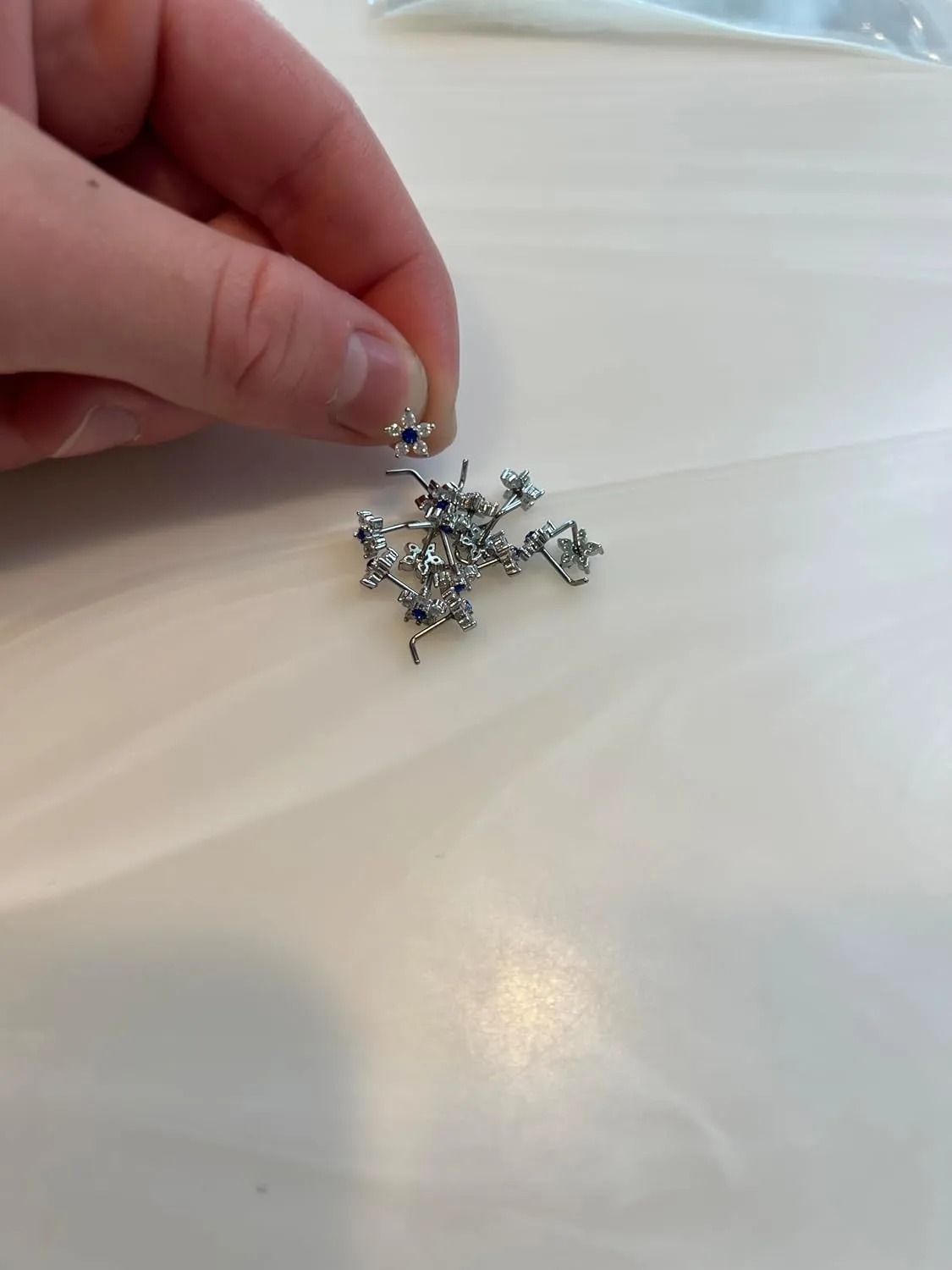 FIFTH CUE 20G 6 CZ Flower Top 316L Surgical Steel L Bend Stud Nose Ring