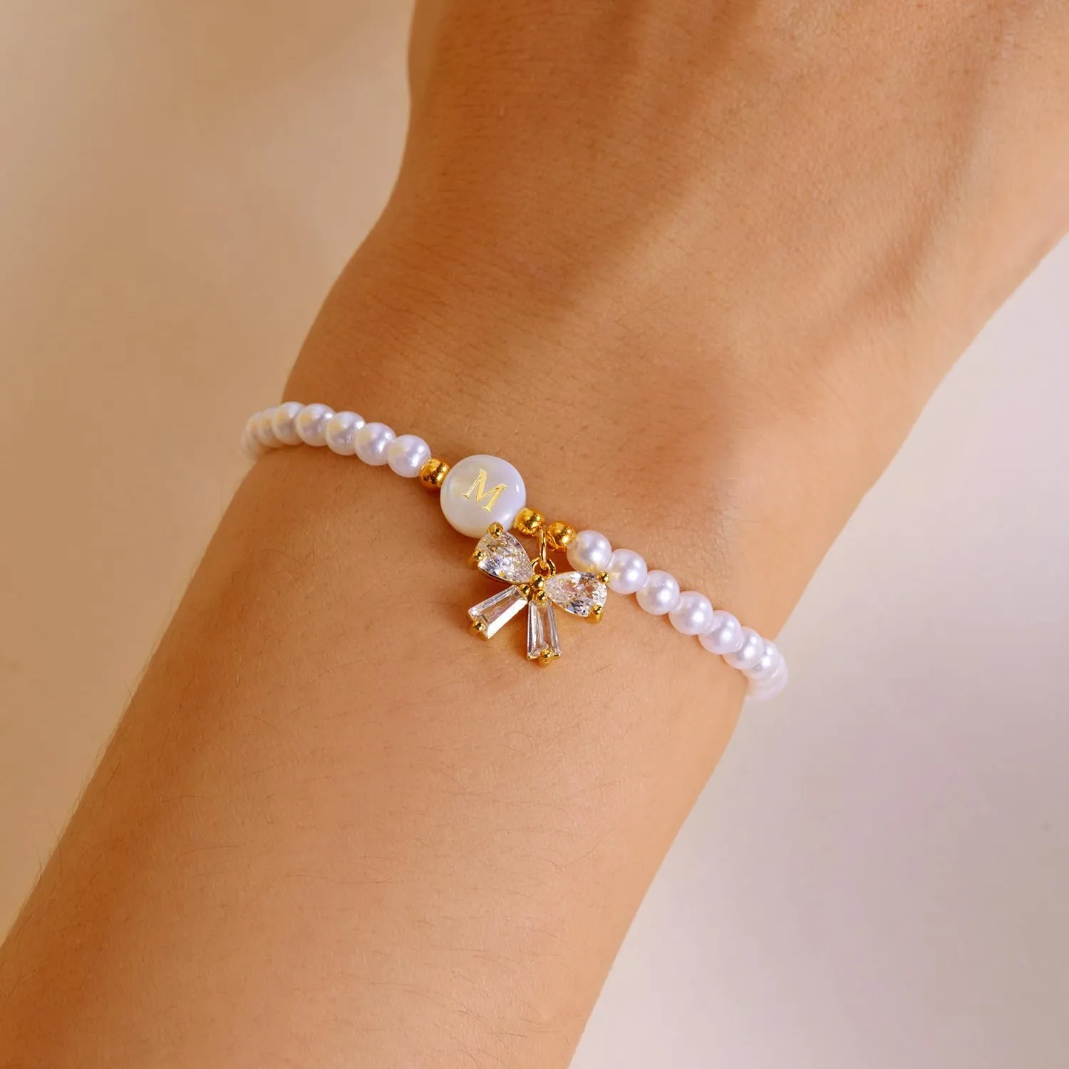 Initial Bracelets A-Z 26 Letters Pearl Bracelet with Bow Charms for Women Rhinestone Bow Bracelets Adjustable Jewelry for Mom Daughter Birthday Gift