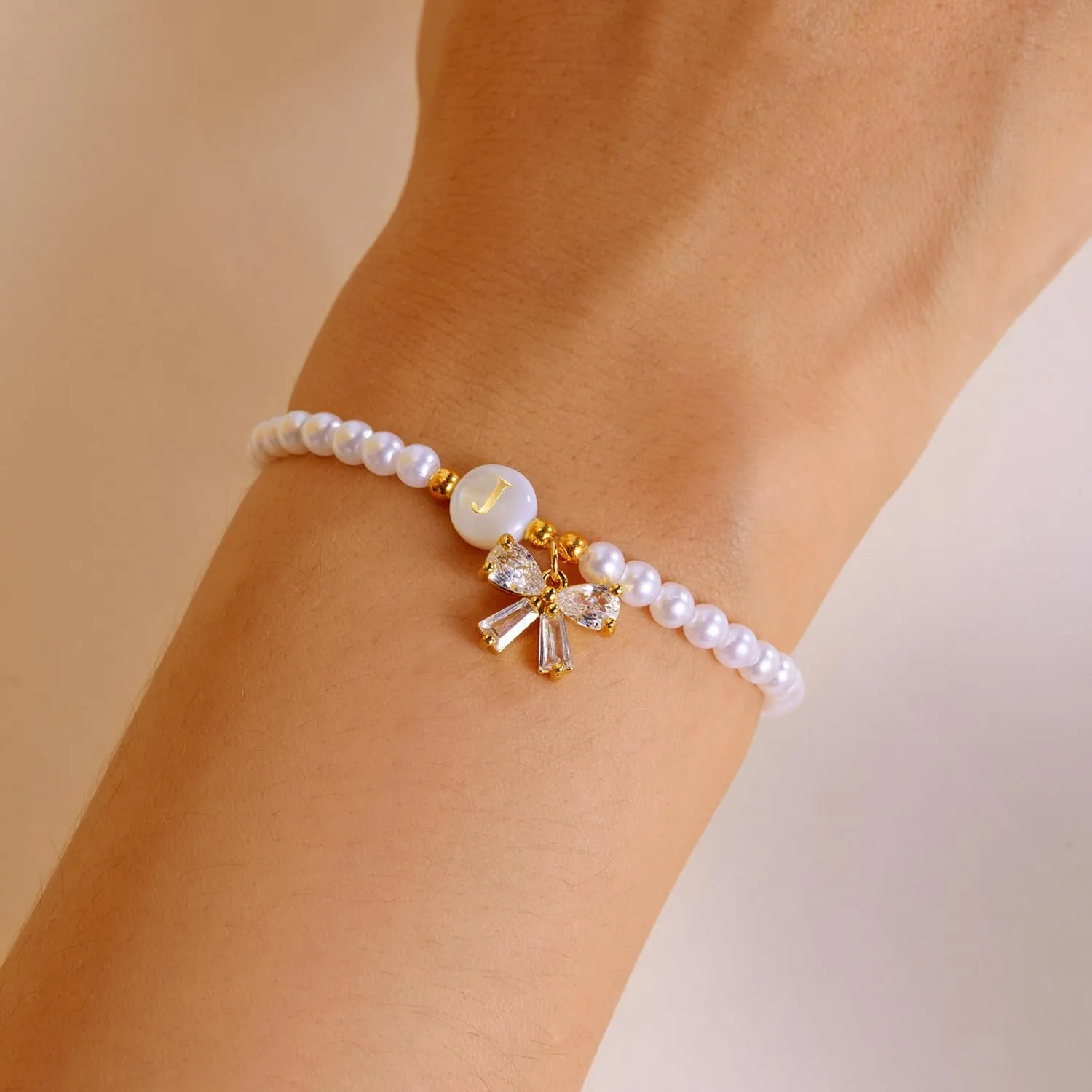Initial Bracelets A-Z 26 Letters Pearl Bracelet with Bow Charms for Women Rhinestone Bow Bracelets Adjustable Jewelry for Mom Daughter Birthday Gift