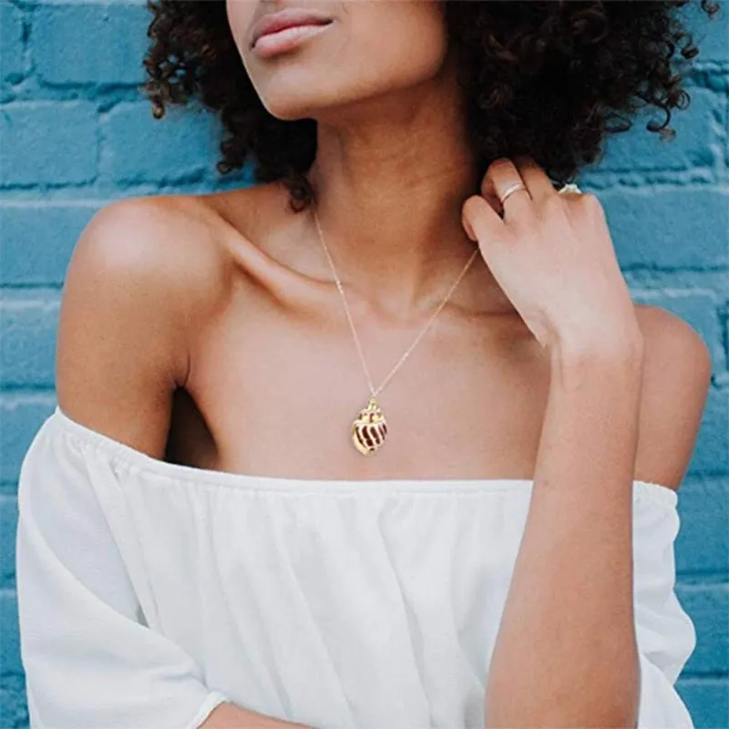 Puka Shell Necklace Natural Cowrie Shell Pendant Necklace Handmade Conch Seashell Charm Beach Jewelry for Women Gift Boho