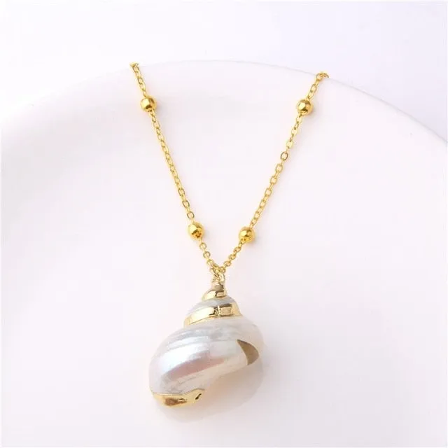 Puka Shell Necklace Natural Cowrie Shell Pendant Necklace Handmade Conch Seashell Charm Beach Jewelry for Women Gift Boho