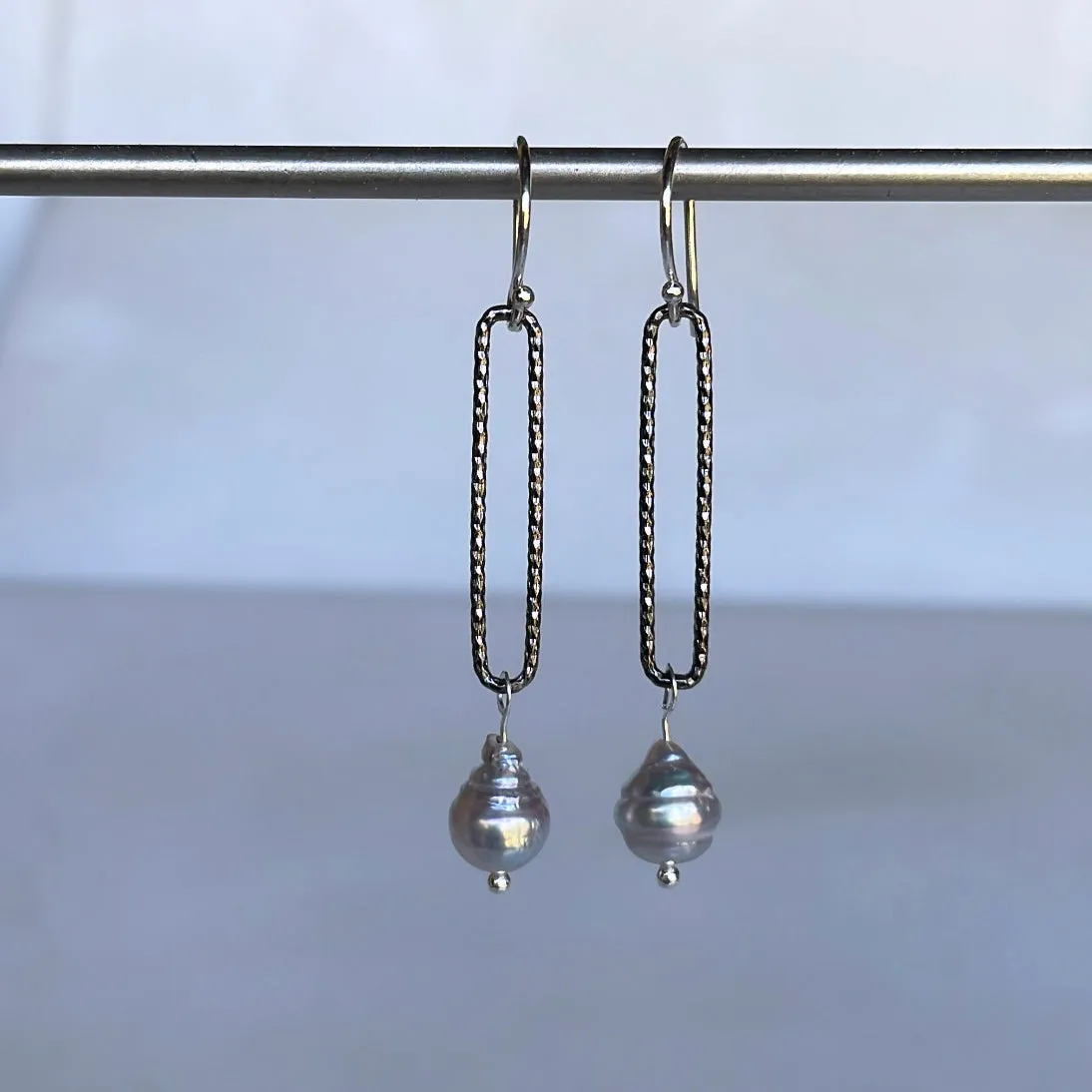 Skinnies baroque gray pearl earrings