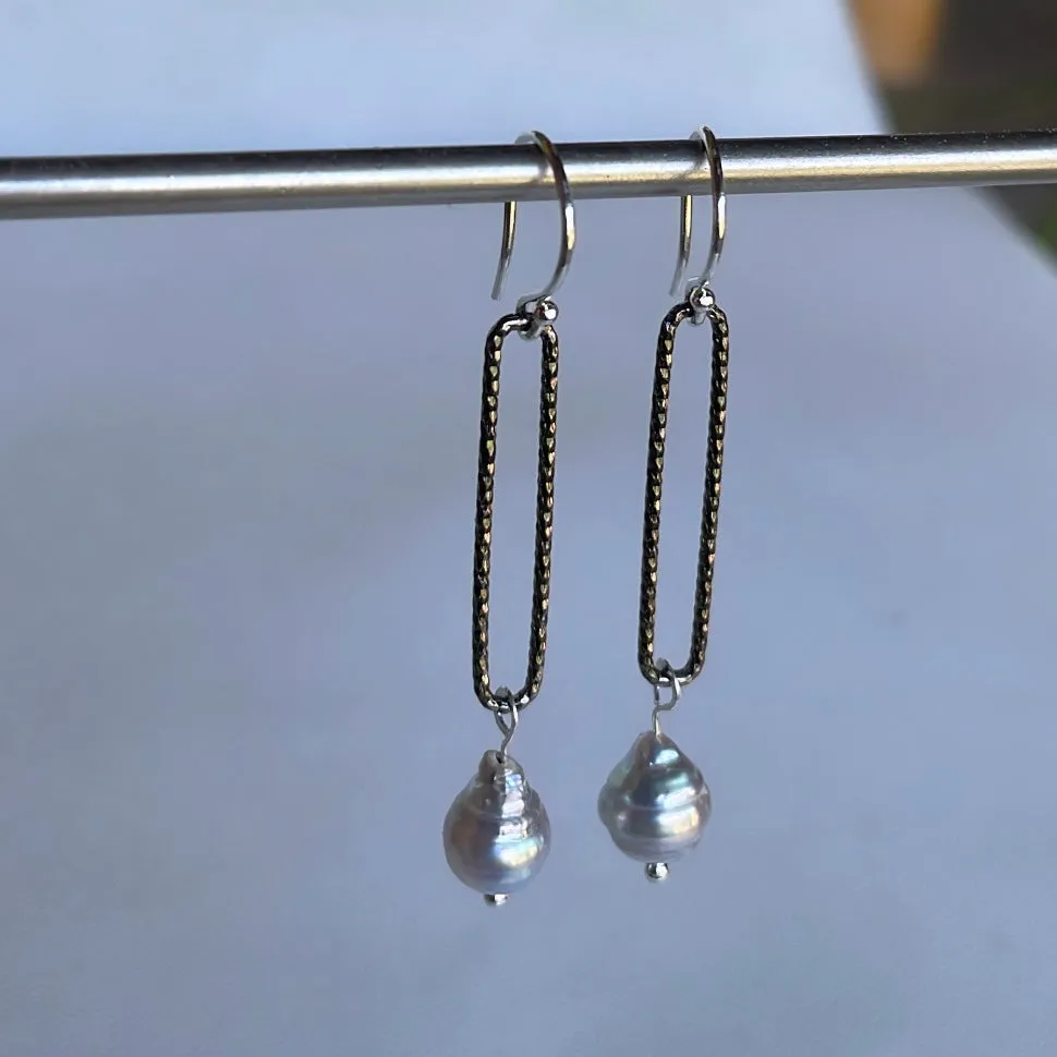 Skinnies baroque gray pearl earrings