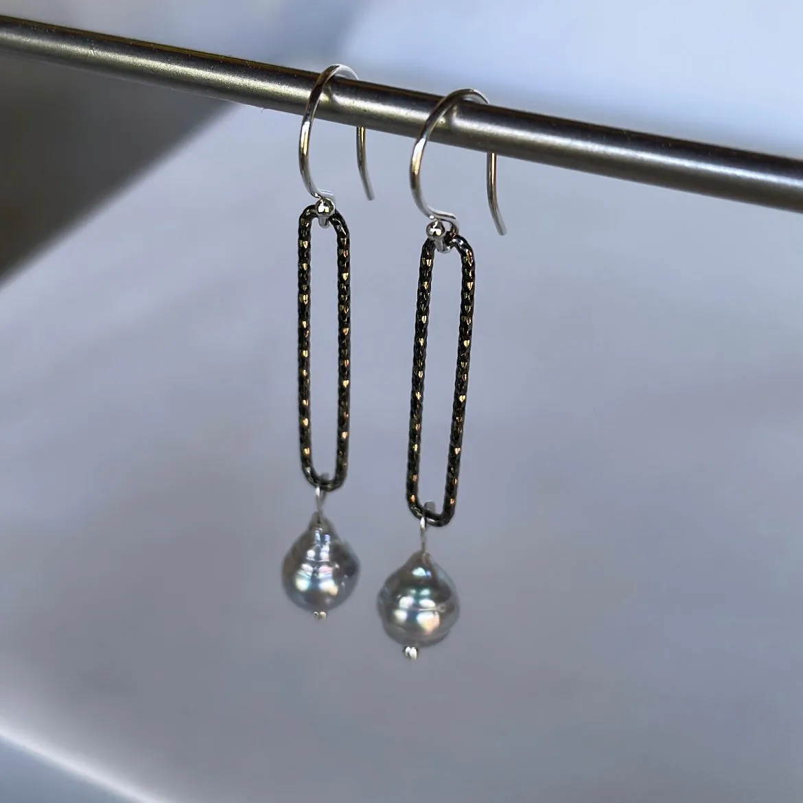 Skinnies baroque gray pearl earrings