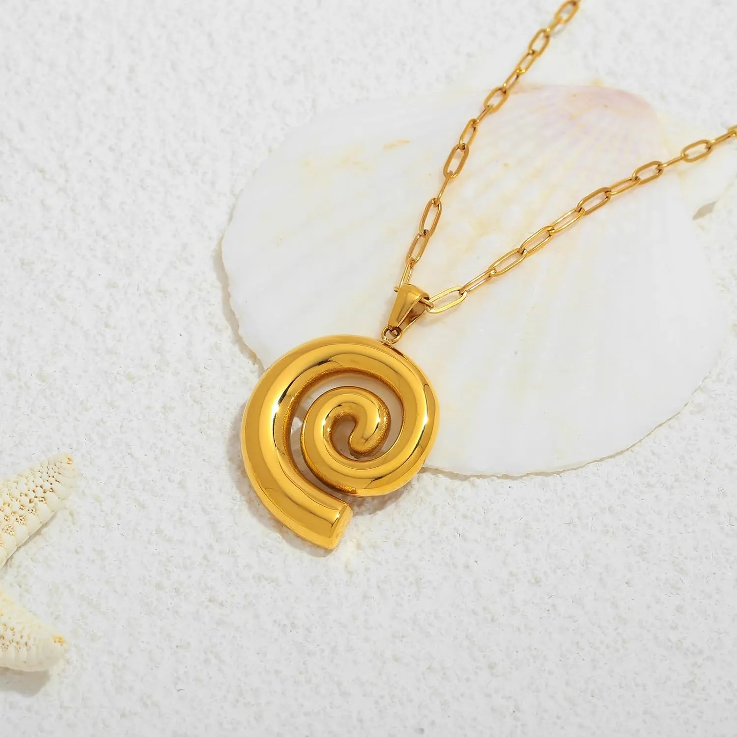 WOWORAMA Gold Shell Pendant Necklace for Women Starfish Seashell Choker Necklaces Ocean Sea Star Shell Necklace Trendy Summer Beach Necklace Jewelry