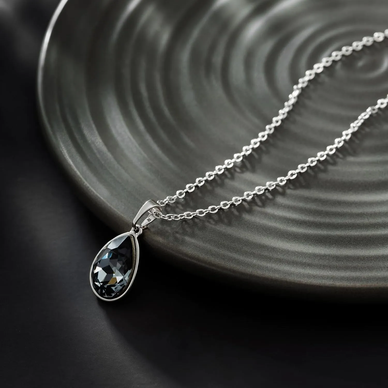 XUPING Teardrop Pendant Necklace Birthstone Crystal Sparkling Necklace for Women Wedding Party Accessories Gift