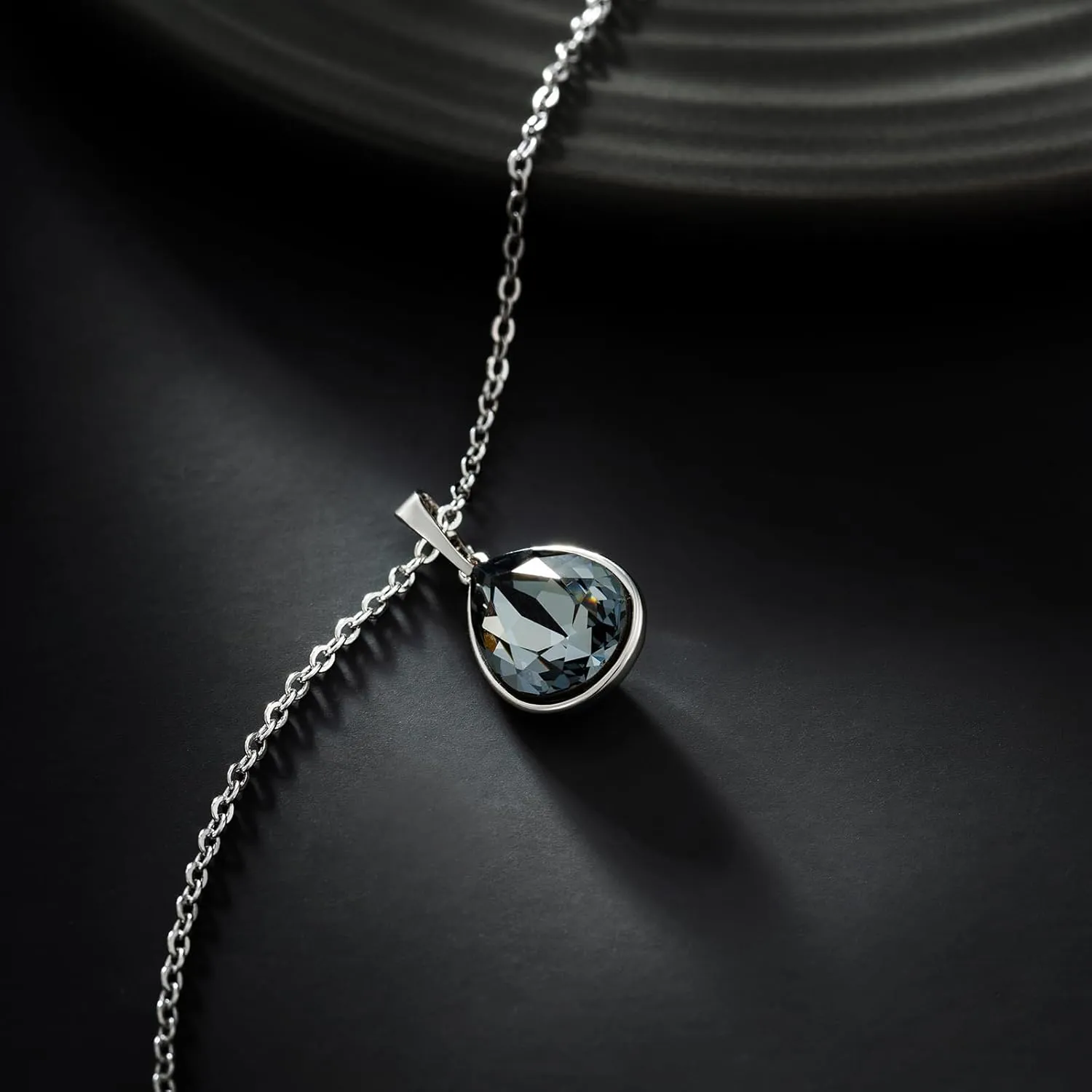 XUPING Teardrop Pendant Necklace Birthstone Crystal Sparkling Necklace for Women Wedding Party Accessories Gift